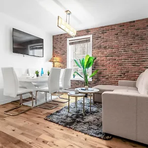 https://beautiful-3-bedrooms-in-heart-of-plateau-mont-royal.hotels-in-montreal.org